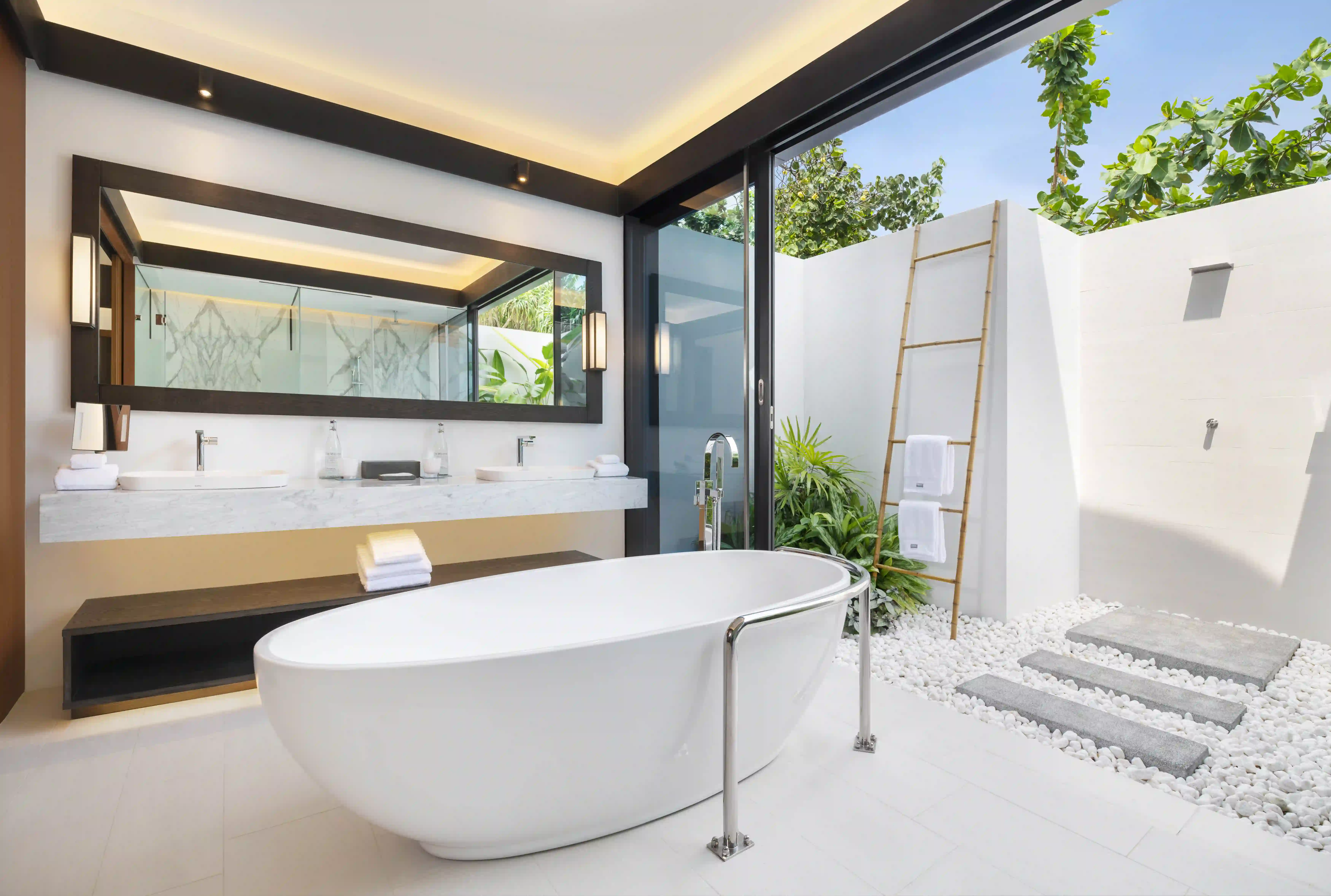 Family Deluxe Beach Villa - Luxury Seaside Living for All Generations - Room Images 4