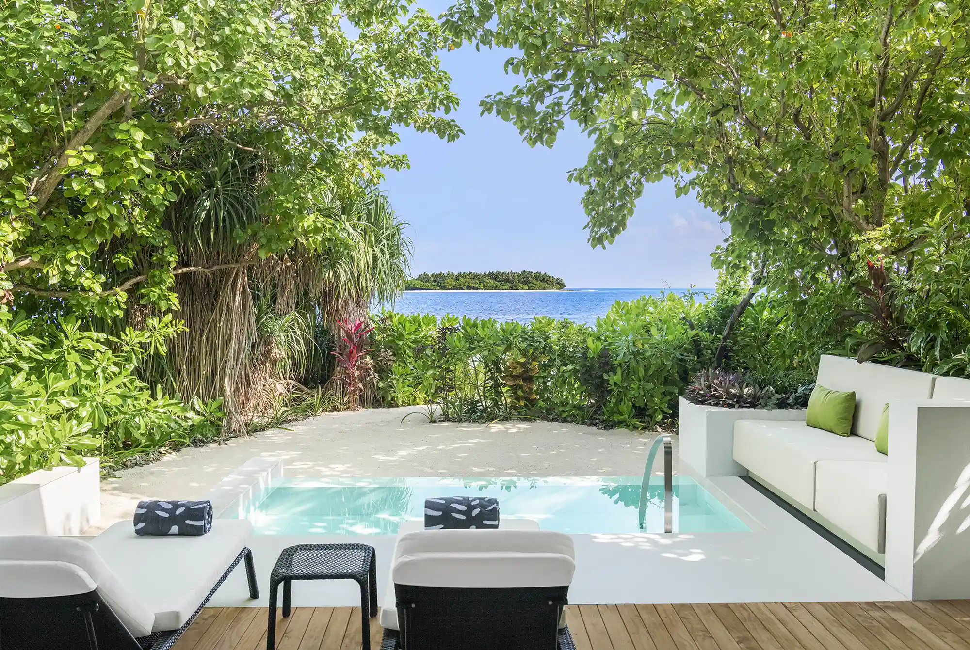 Family Deluxe Beach Villa - Luxury Seaside Living for All Generations - Room Images 3