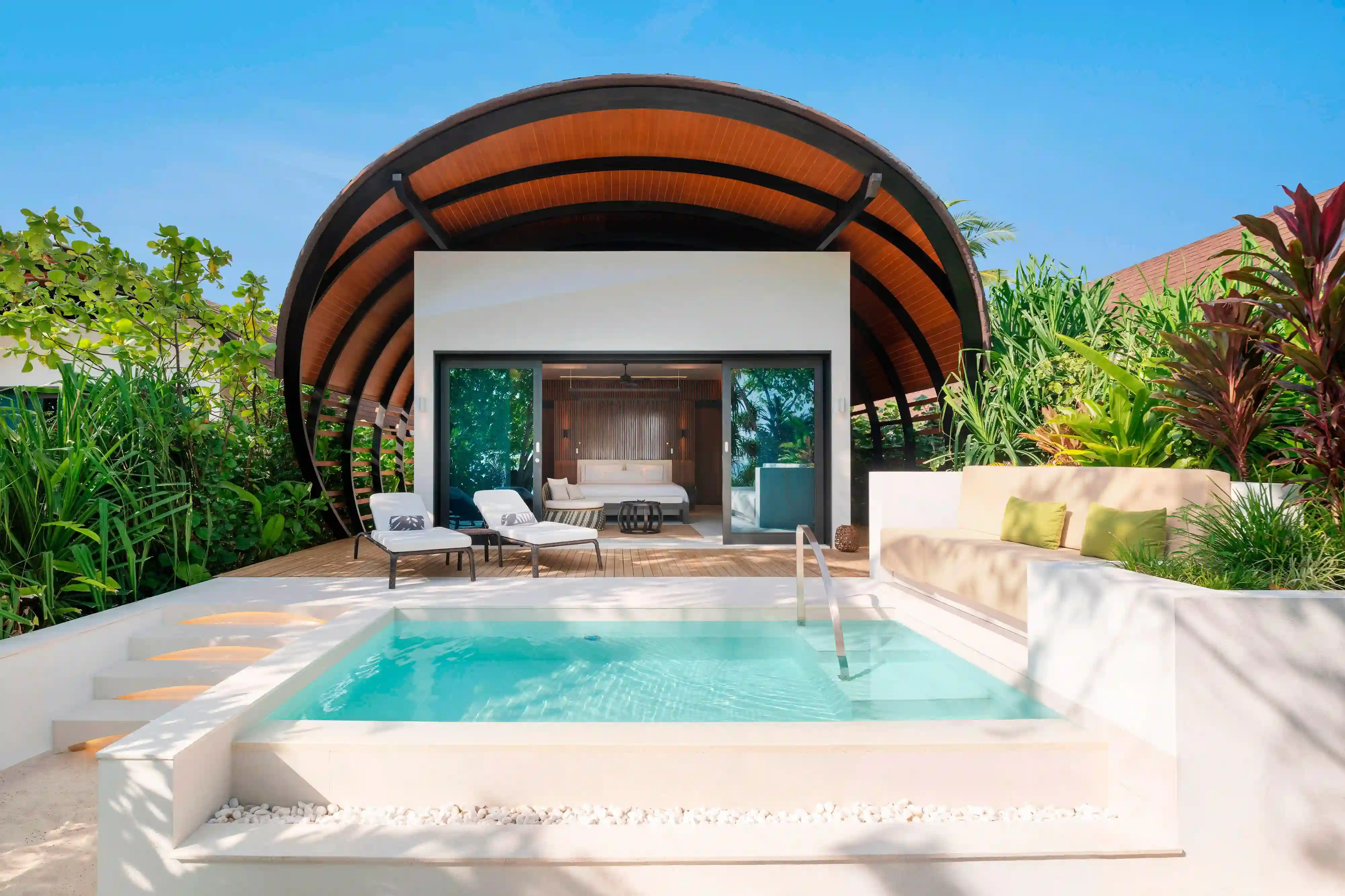 Family Deluxe Beach Villa - Luxury Seaside Living for All Generations - Room Images 2