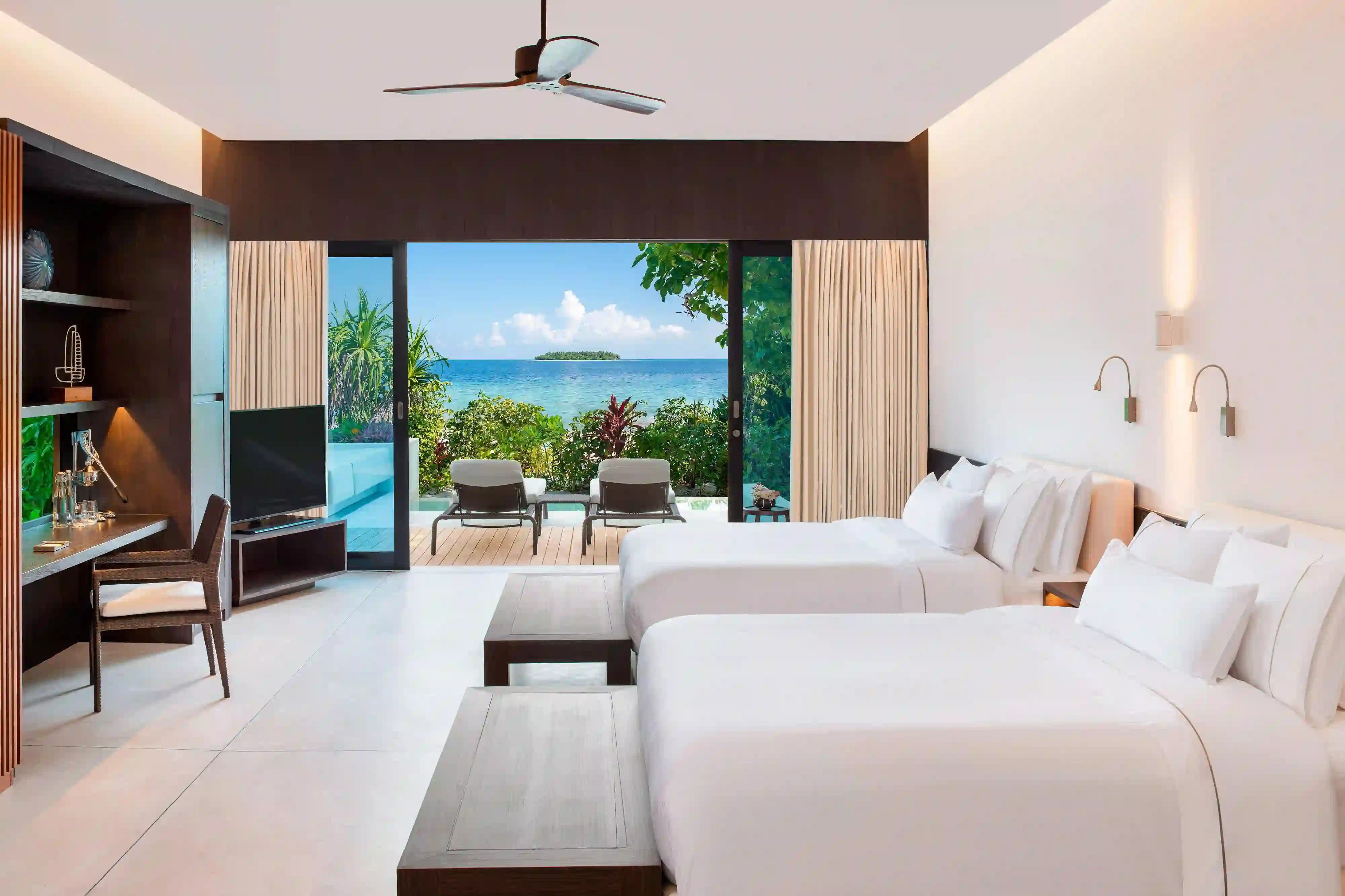 Family Deluxe Beach Villa - Luxury Seaside Living for All Generations - Room Images 1